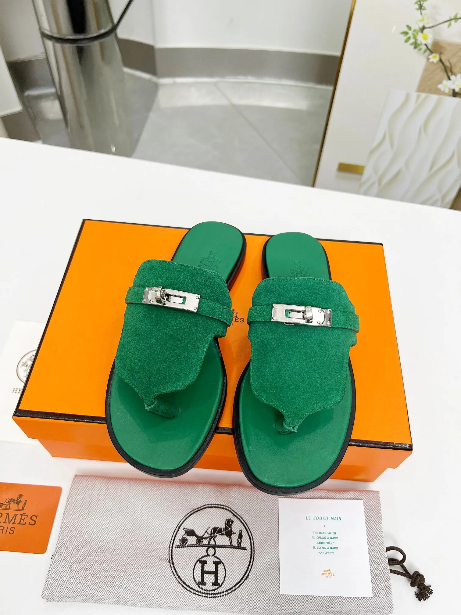 👟👟Ex-factory price 480👟👟 (top version) 👫Hermes ❗️❗️Original purchase and development⚠️ A must-have artifact for daily home, travel and vacation🉑 in spring and summer. High-end quality Code number: 35-40 (41/42 can be customized)